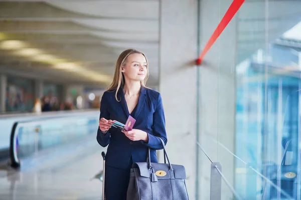 Młody Biznes Elegancki Kobieta Bagażem Podręcznym Patrząc Przez Okno Terminalu — Zdjęcie stockowe