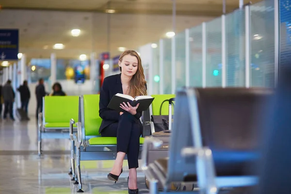 Jovem Mulher Negócios Elegante Com Bagagem Mão Terminal Aeroporto Internacional — Fotografia de Stock