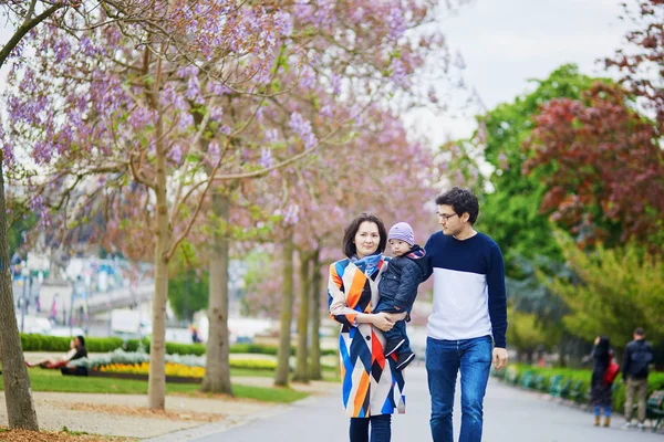 Mor Jacarandas Tam Bloom Ile Bir Bahar Gününde Mutlu Aile — Stok fotoğraf