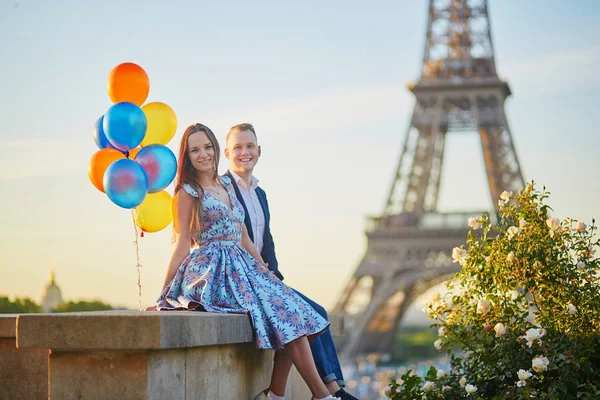 Couple Amoureux Avec Des Ballons Colorés Embrassant Près Tour Eiffel — Photo