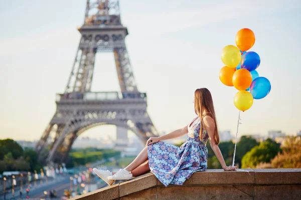 Vacker Ung Kvinna Med Massa Färgglada Ballonger Nära Eiffeltornet Paris — Stockfoto