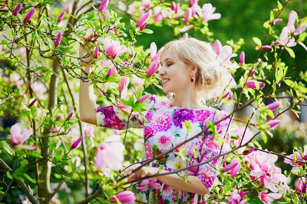 Joven Mujer Hermosa Bajo Árbol Magnolia Floreciente Día Primavera —  Fotos de Stock