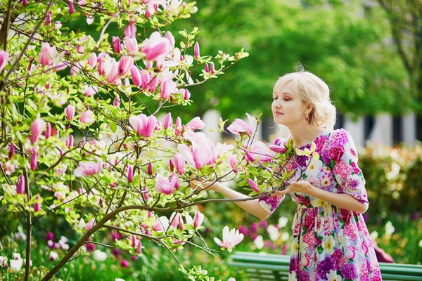 Joven Mujer Hermosa Bajo Árbol Magnolia Floreciente Día Primavera —  Fotos de Stock