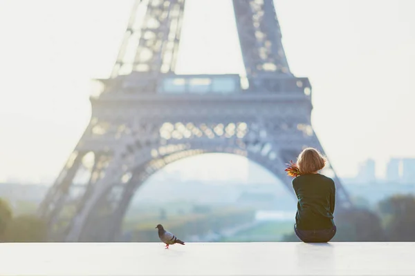 Belle Jeune Française Avec Des Feuilles Automne Colorées Près Tour — Photo