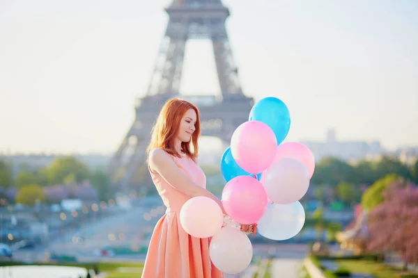 Jovem Feliz Com Monte Balões Rosa Azul Frente Torre Eiffel — Fotografia de Stock