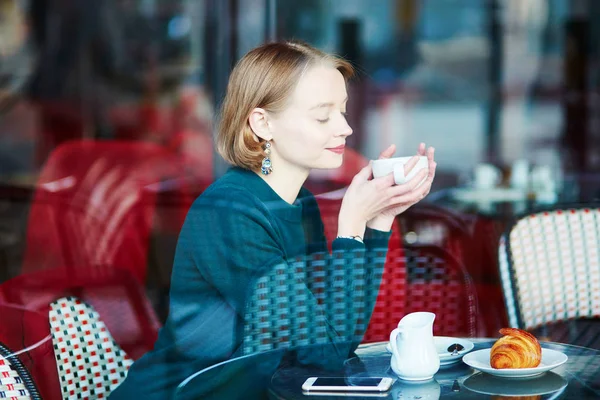 Junge Elegante Frau Trinkt Kaffee Einem Traditionellen Café Paris Frankreich — Stockfoto