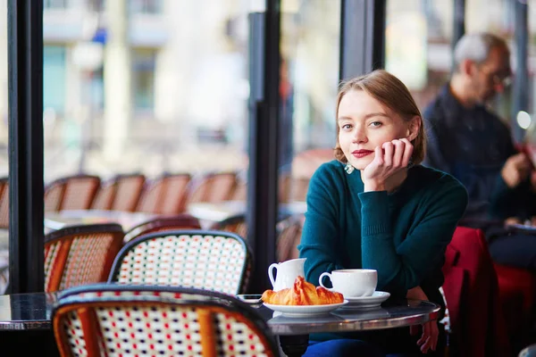 Elegantní Dívka Pití Kávy Tradiční Kavárně Paříž Francie — Stock fotografie