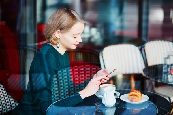 Joven Mujer Elegante Bebiendo Café Usando Teléfono Móvil Cafetería Tradicional —  Fotos de Stock