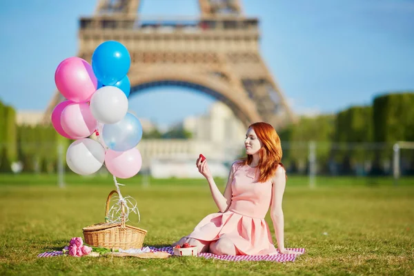 Hermosa Joven Vestido Rosa Con Montón Globos Picnic Cerca Torre —  Fotos de Stock