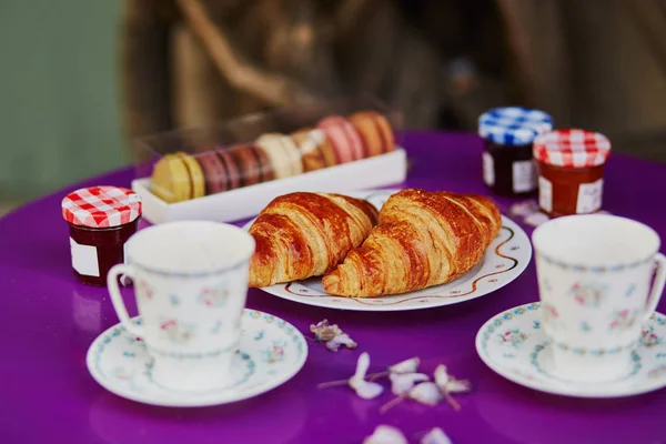 Традиционные Французские Круассаны Макароны Две Чашки Кофе Парижском Кафе Открытым — стоковое фото