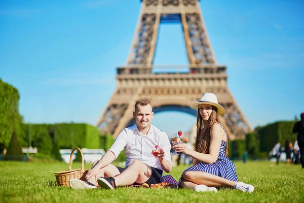 Casal Romântico Fazendo Piquenique Perto Torre Eiffel Paris França — Fotografia de Stock