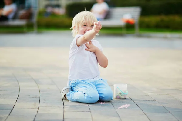 Adorable Dessin Petit Garçon Avec Des Craies Colorées Sur Asphalte — Photo