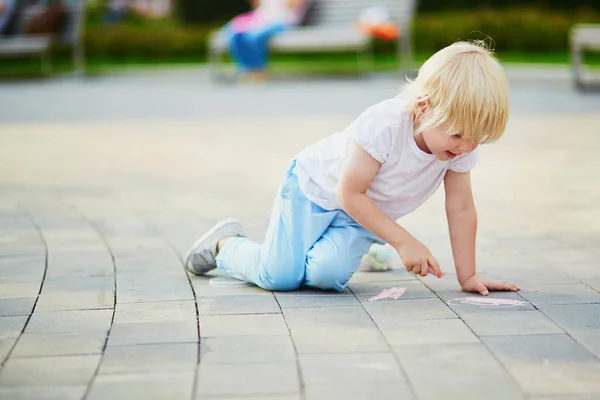 Entzückender Kleiner Junge Der Mit Bunten Kreiden Auf Asphalt Zeichnet — Stockfoto