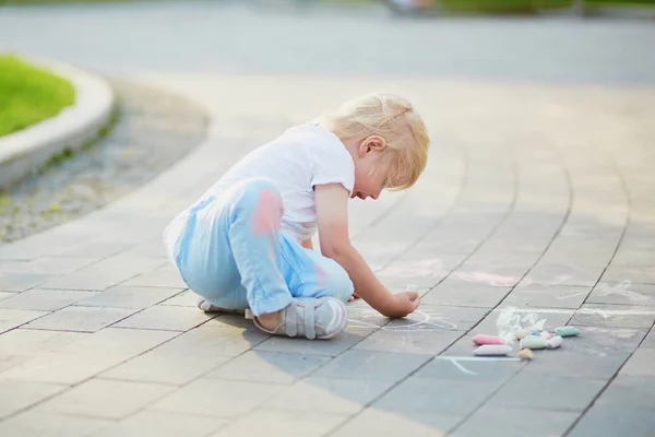 Entzückender Kleiner Junge Der Mit Bunten Kreiden Auf Asphalt Zeichnet — Stockfoto