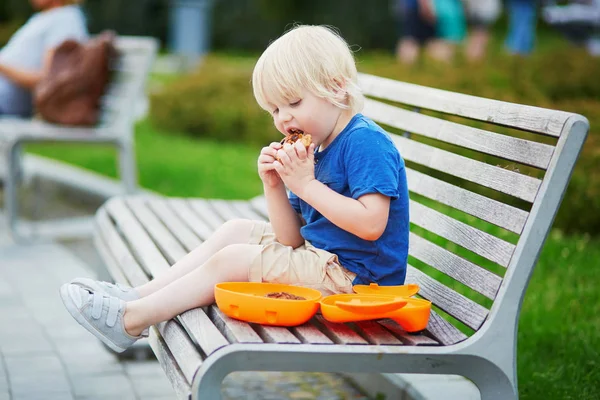 Ładny Mały Chłopiec Siedzi Ławce Lunchbox Parku Zdrowe Jedzenie Przekąski — Zdjęcie stockowe