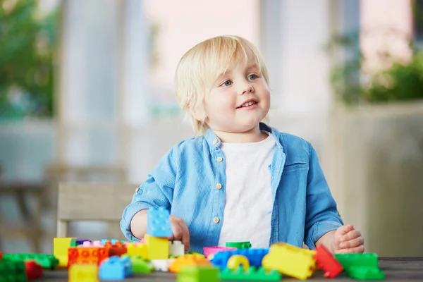 幼稚園 保育園でカラフルなプラスチック製の建設ブロック 自宅で遊んで愛らしい男の子 子供のための創造的なゲーム — ストック写真