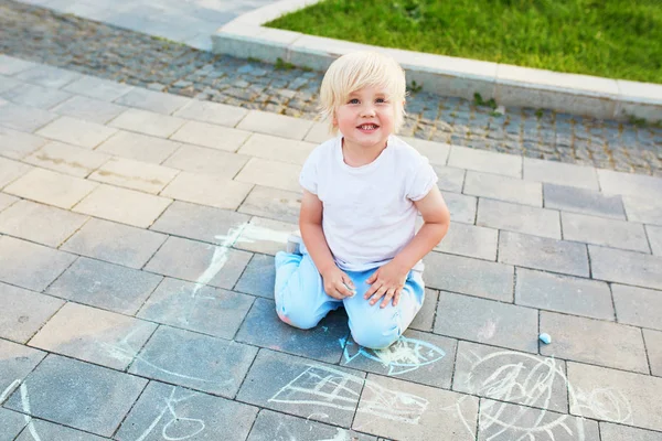 Entzückender Kleiner Junge Der Mit Bunten Kreiden Auf Asphalt Zeichnet — Stockfoto