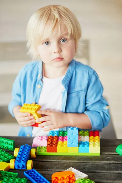 Śliczny Chłopczyk Bawić Się Klockami Kolorowy Tworzywa Sztucznego Domu Kindergaten — Zdjęcie stockowe