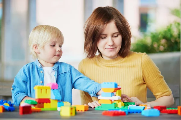 年轻的妈妈玩彩色积木与她的儿子 品质的家庭时光 有创意的游戏 孩子们 — 图库照片