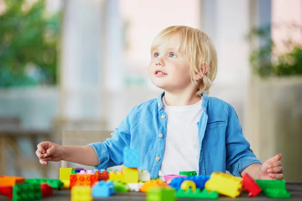 Roztomilý Chlapeček Hraje Barevné Plastové Stavební Bloky Doma Kindergaten Nebo — Stock fotografie