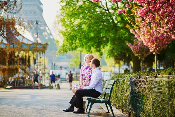 Beautiful Romantic Couple Blooming Cherry Tree Spring Day Eiffel Tower — Stock Photo, Image