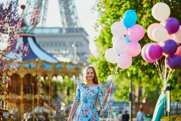 Jovencita Feliz Con Montón Globos Rosados Azules Frente Torre Eiffel —  Fotos de Stock