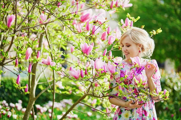 Joven Mujer Hermosa Bajo Árbol Magnolia Floreciente Día Primavera —  Fotos de Stock