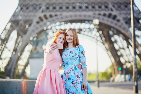 Två Vänner Tar Selfie Nära Eiffeltornet Paris Frankrike — Stockfoto