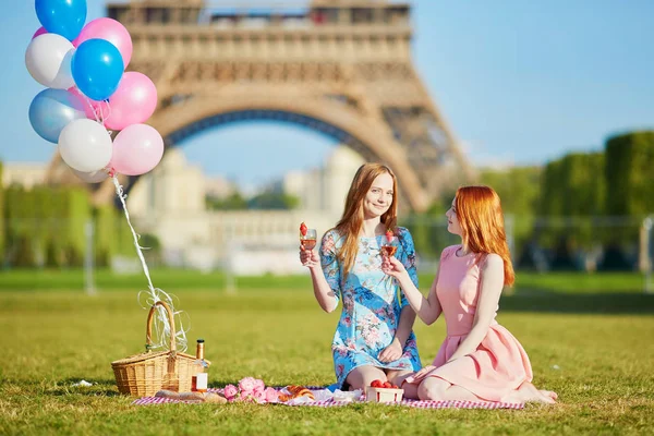 Två Vackra Unga Kvinnor Att Picknick Nära Eiffeltornet Paris Frankrike — Stockfoto