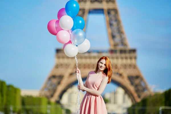 快乐的年轻女孩的粉色和蓝色气球在法国巴黎的埃菲尔铁塔前一堆 — 图库照片
