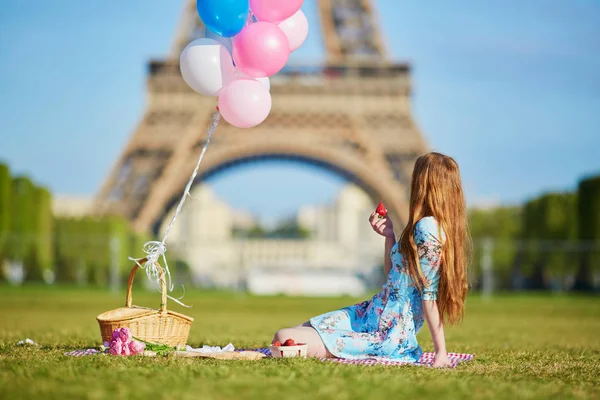 Gyönyörű Fiatal Rózsaszín Ruha Csomó Lufi Birtoklás Piknik Közel Eiffel — Stock Fotó