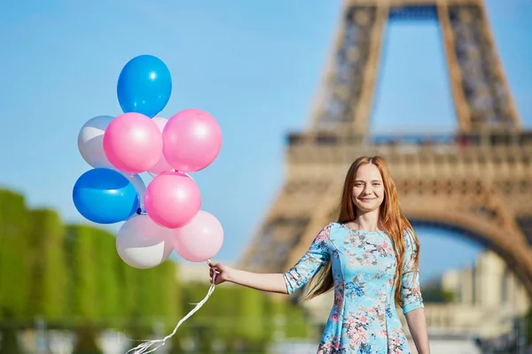 Щасливі Молода Дівчина Букетом Рожевий Блакитний Повітряні Кулі Перед Ейфелеву — стокове фото