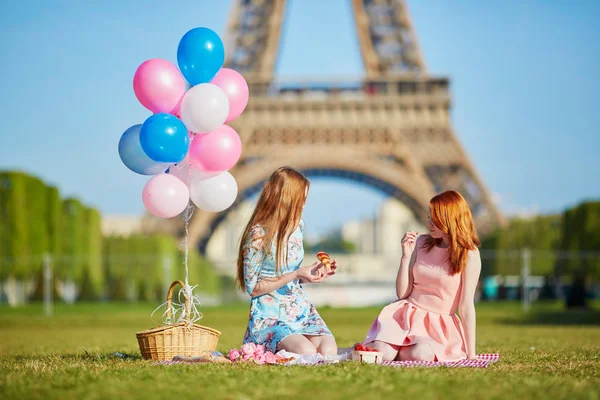 两个漂亮的年轻女人 在法国巴黎的埃菲尔铁塔附近野餐 — 图库照片