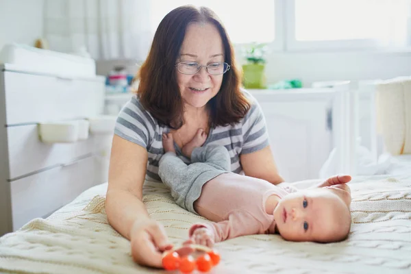 Mormor Med Hennes Bedårande Nyfödda Barnbarn Som Grupp Sovrum — Stockfoto