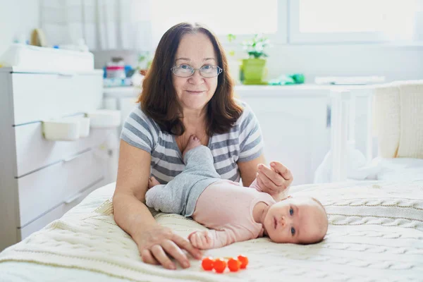 Mormor Med Hennes Bedårande Nyfödda Barnbarn Som Grupp Sovrum — Stockfoto