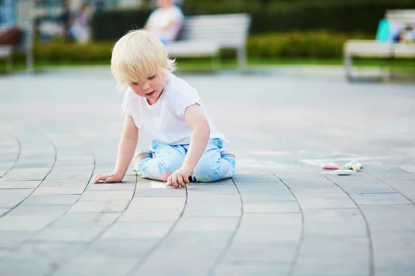 可爱的小男孩在沥青上用彩色粉笔绘制 夏季活动和有创意的游戏 孩子很小 — 图库照片
