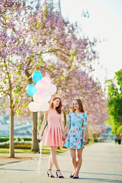 Dos Hermosas Chicas Con Montón Globos Rosas Azules Frente Torre — Foto de Stock