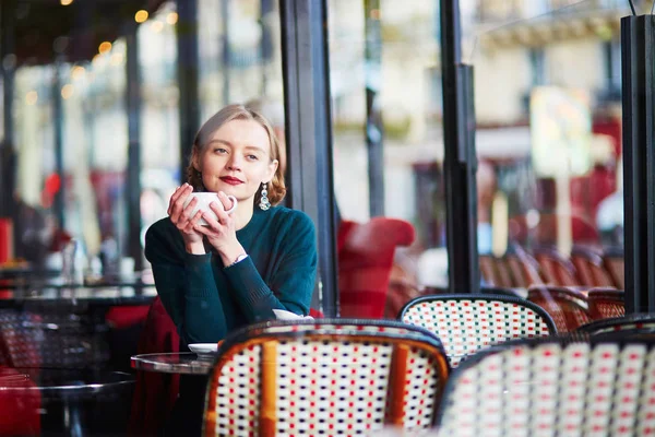 Молодая Элегантная Женщина Пьет Кофе Традиционном Кафе Париже Франция — стоковое фото