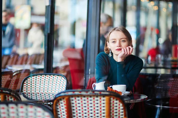 Elegante Jongedame Koffie Drinken Het Gebruik Van Haar Mobiele Telefoon — Stockfoto