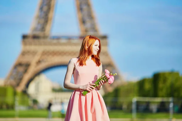 Menina Bonita Com Flores Frente Torre Eiffel — Fotografia de Stock