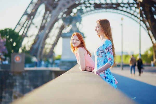 Dois Amigos Perto Torre Eiffel Paris França Apreciando Vista — Fotografia de Stock