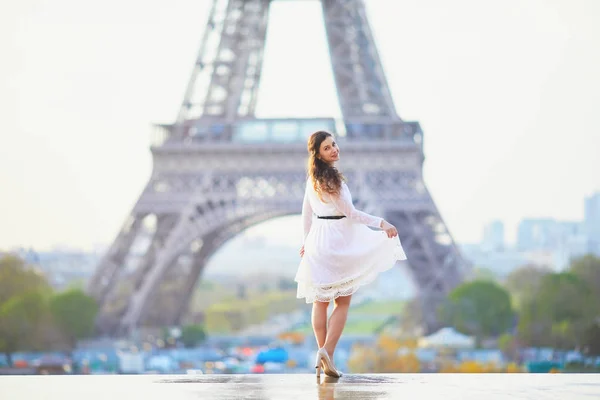 Gelukkig Jonge Vrouw Witte Jurk Buurt Van Eiffeltoren Parijs Frankrijk — Stockfoto