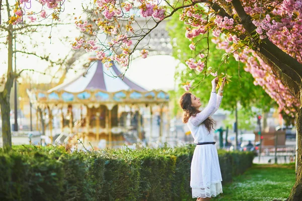 Щасливі Молоду Жінку Білій Сукні Насолоджуючись Сезон Цвітіння Вишні Парижі — стокове фото