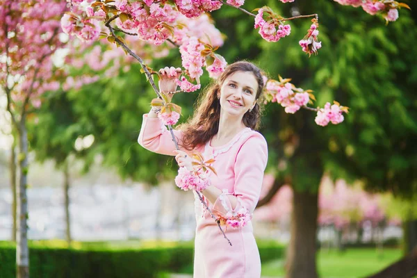 Glad Ung Kvinna Rosa Klänning Njuter Körsbärsblom Säsongen Paris Frankrike — Stockfoto