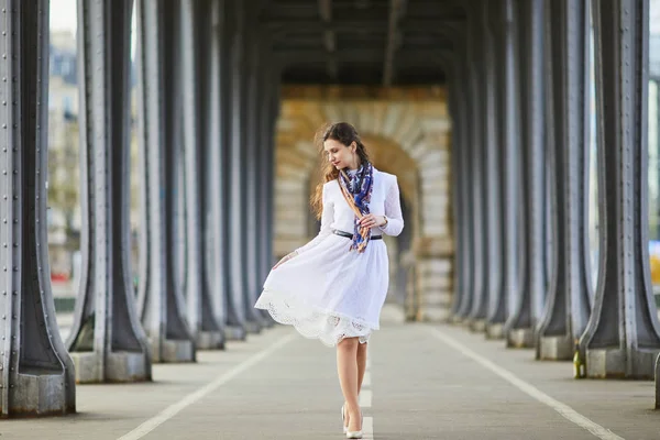 Молодая Француженка Белом Платье Мосту Бир Хакайм Париже Франция — стоковое фото