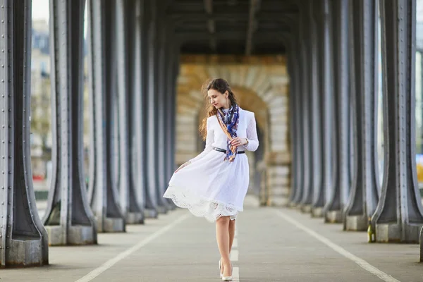 Jovem Francesa Vestido Branco Ponte Bir Hakeim Paris França — Fotografia de Stock