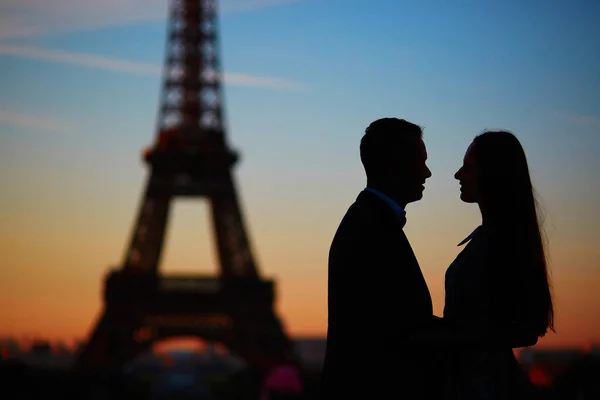 Romantik Çift Siluetleri Eyfel Kulesi Yakınındaki Güneş Doğarken Paris Fransa — Stok fotoğraf