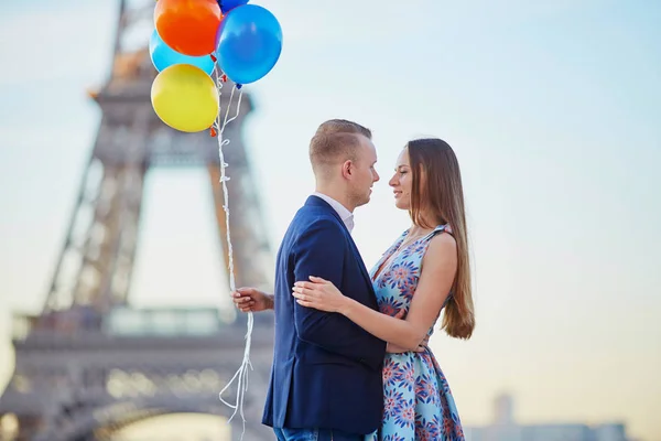 Couple Amoureux Avec Des Ballons Colorés Embrassant Près Tour Eiffel — Photo