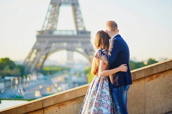 Pareja Romántica Cerca Torre Eiffel París Francia — Foto de Stock