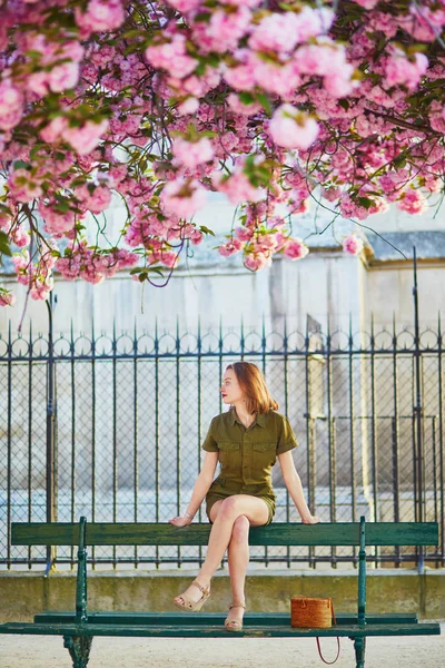 Piekna Francuzke Chodzenie Paryżu Dzień Wiosny Sezon Wiśniowy Kwiat — Zdjęcie stockowe